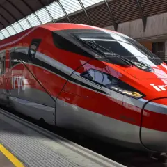 Tren Iryo rojo y plateado en estación, listo para el viaje de Madrid a Málaga.