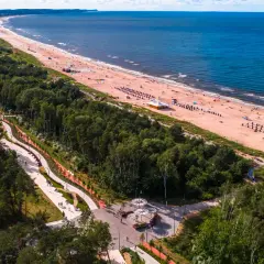 Pociągiem prosto na plażę? Odkryj stacje nad polskim morzem!