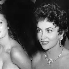 Iconiche attrici italiane di teatro anni '70, Sophia Loren e Gina Lollobrigida, brillano con gioielli scintillanti.