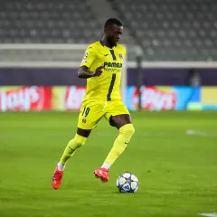 Piłkarz Villarrealu z numerem 19 na koszulce prowadzi piłkę na boisku. Składy: Valencia CF – Villarreal.