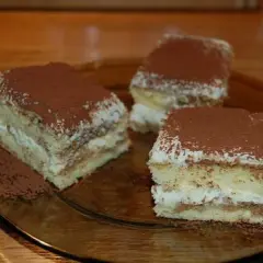 Imprezowe tiramisu na biszkopcie - przepis na dużą blachę dla gości