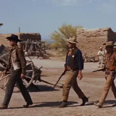 Rio Bravo obsada: John Wayne, Dean Martin i Ricky Nelson idą przez miasteczko.