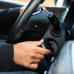 Mano insertando la llave en el contacto, con la esperanza de que a mi coche le cueste arrancar menos hoy.