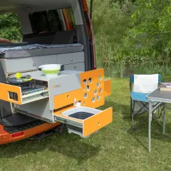 Wysuwany kamper box z kuchenką i zlewem, gotowy do użycia na biwaku.