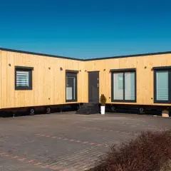 Nowoczesny dom modułowy na przyczepie, idealny na kredyt hipoteczny na dom modułowy. Jasne drewno, duże okna, gotowy do transportu.