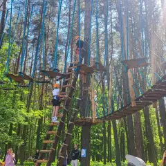 Park linowy w Białymstoku oferuje ekscytujące atrakcje dla dorosłych, w tym mosty wiszące i przeszkody na wysokości.