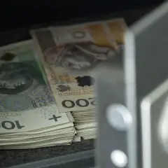 Stos banknotów 100 i 200 zł w skarbcu. Czy państwo może zabrać pieniądze z konta w razie wojny?