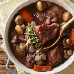 Coq au vin – tradycyjny przepis, który zaskoczy Twoich gości