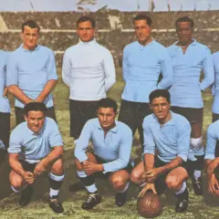 Equipo de Uruguay posa antes del primer mundial de futbol. Jugadores con camisetas celestes y un entrenador.