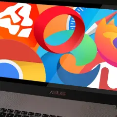 Na ekranie laptopa widać kolorową tapetę z logotypami popularnych przeglądarek internetowych: Chrome, Firefox, Opera.