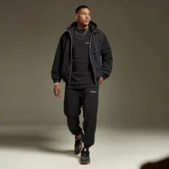 Czarna bluza i spodnie: Jak stworzyć modny look na każdą okazję?