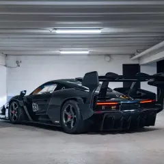 Czarny McLaren Senna GTR z numerem 59, gotowy do wyjazdu z garażu. Potężny dyfuzor i skrzydło zapowiadają jego torowe możliwości.