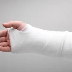 Kiedy gips jest za luźny? Objawy i ryzyko dla zdrowia