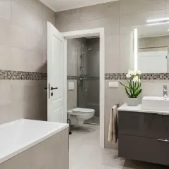 Kreatywne pomysły czym ozdobić łazienkę: 8 sprawdzonych inspiracji
