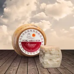 Fiore Sardo DOP, uno dei formaggi sardi famosi, su un tagliere di legno.