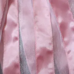 Bandes verticales de tissu brillant rose et argenté, créant un effet de texture doux et lumineux.