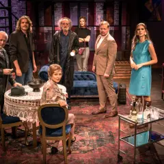 Aktorzy w teatralnej scenografii, przygotowujący się do spektaklu czarna komedia.