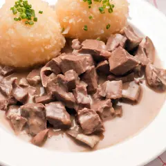 Herzhaftes Lungen-Essen mit Klößen, garniert mit Schnittlauch. Ein deftiges Gericht, das man sich schmecken lassen kann.