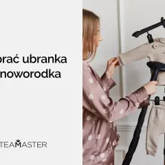Kobieta paruje ubranka dla noworodka w 40 stopniach. Delikatne tkaniny z misiem są gotowe do noszenia.