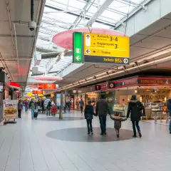 Lotnisko w Amsterdamie: rodzina idzie przez terminal, obok Burger Kinga i sklepów.