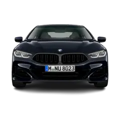 Eleganckie BMW 840i w ciemnym kolorze, z charakterystyczną atrapą chłodnicy i ostrymi światłami LED, prezentuje się majestatycznie na czarnym tle.