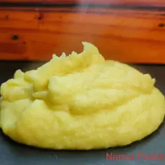 Un soffice cumulo di pure di patate, cremoso e invitante, pronto per essere gustato.