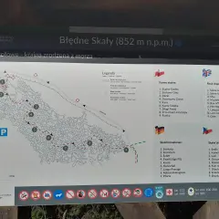 Mapa Błędnych Skał z legendą i nazwami formacji skalnych. Informacje o biletach i parkingach.