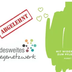 Roter Stempel "Abgelehnt" über dem Logo "Bundesweites PflegeNetzwerk". Text: "Mit Widerspruch zum Pflegegrad".