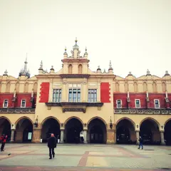 Sukiennice, serce największego rynku w Polsce, z arkadami i ozdobną fasadą.
