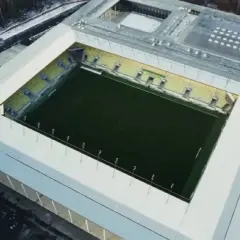 Nowe, małe stadiony piłkarskie w zimowej scenerii, gotowe na przyszłe emocje sportowe.