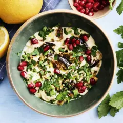 En krämig aubergine röra med granatäpple och persilja, perfekt för ett läckert aubergine recept.