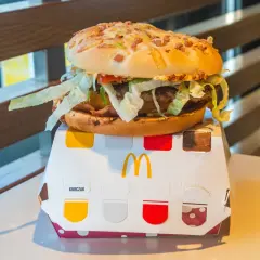 Pyszny burger drwala z chrupiącym bekonem i świeżą sałatą, idealny na szybki posiłek.