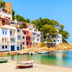 Ile trwa lot na Costa Brava? Czas lotu z Polski, który zaskakuje
