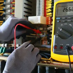 Zarobki elektryka samochodowego: Ile naprawdę zarobisz w Polsce?