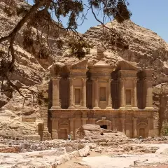 Skaliste ruiny Petry, gdzie najlepiej lecieć do Jordanii, by podziwiać starożytną architekturę wykutą w skale.