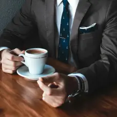 Jak nosić spinkę do krawata, aby uniknąć eleganckich wpadek