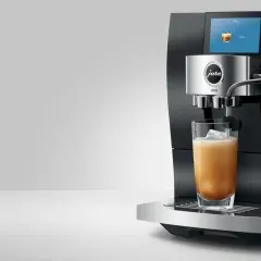 Elegancki ekspres Jura Z10 przygotowuje orzeźwiający nitro cold brew. Idealny napój na gorące dni.