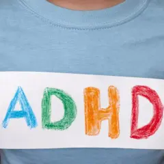 Dziecko trzyma kartkę z napisem ADHD. Czy medikinet ma skutki uboczne?