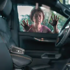 Rozładowany akumulator? Otwórz auto bez uszkodzeń!