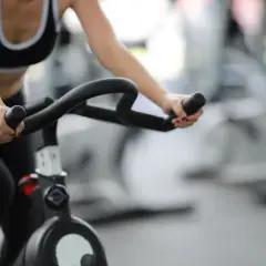 Jazda na rowerze a sylwetka: Jak rzeźbi ciało i spala tłuszcz?