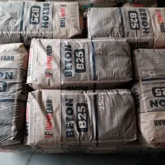 Sztaple worków z betonem B25, każdy po 25 kg. Informacja o tym, ile cementu na kubik betonu, jest zawarta w specyfikacji produktu.