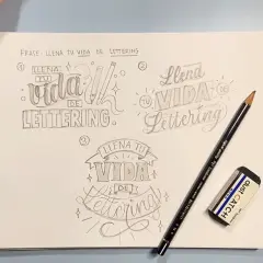 Bocetos de lettering con la frase "Llena tu vida de lettering". Lápiz, goma y rotuladores verdes y turquesa.