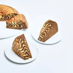 En saftig tigerkaka i långpanna, skuren i bitar med sitt karaktäristiska zebrarandiga mönster.