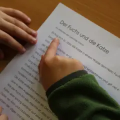Kinder lesen gemeinsam "Der Fuchs und die Katze". Kostenloses Lesetandem-Material.