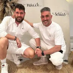 Fran Anton y Kiko Hernandez, sonriendo y agachados, celebran un momento especial.