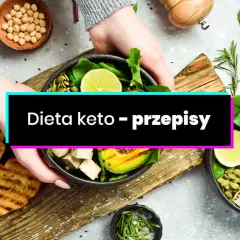 Dłonie trzymają miskę z sałatką keto: awokado, tofu, limonka, pestki. Obok grillowane pieczywo i cebula.