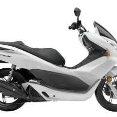 Biały skuter Honda PCX. Zastanawiasz się, ile pali motor 600? Ten model jest bardzo oszczędny.