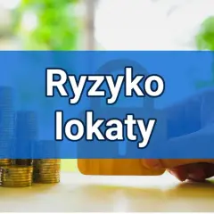 Stosy monet i dłoń trzymająca kartę, na niebieskim tle napis "Ryzyko lokaty". Czy lokata jest bezpieczna?