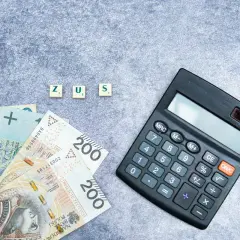 ZUS, pieniądze i kalkulator. Obliczanie kapitału początkowego na ZUS.