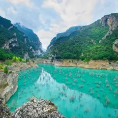 Impresionante cañón con agua turquesa y vegetación exuberante, ideal para rutas senderismo Catalunya.